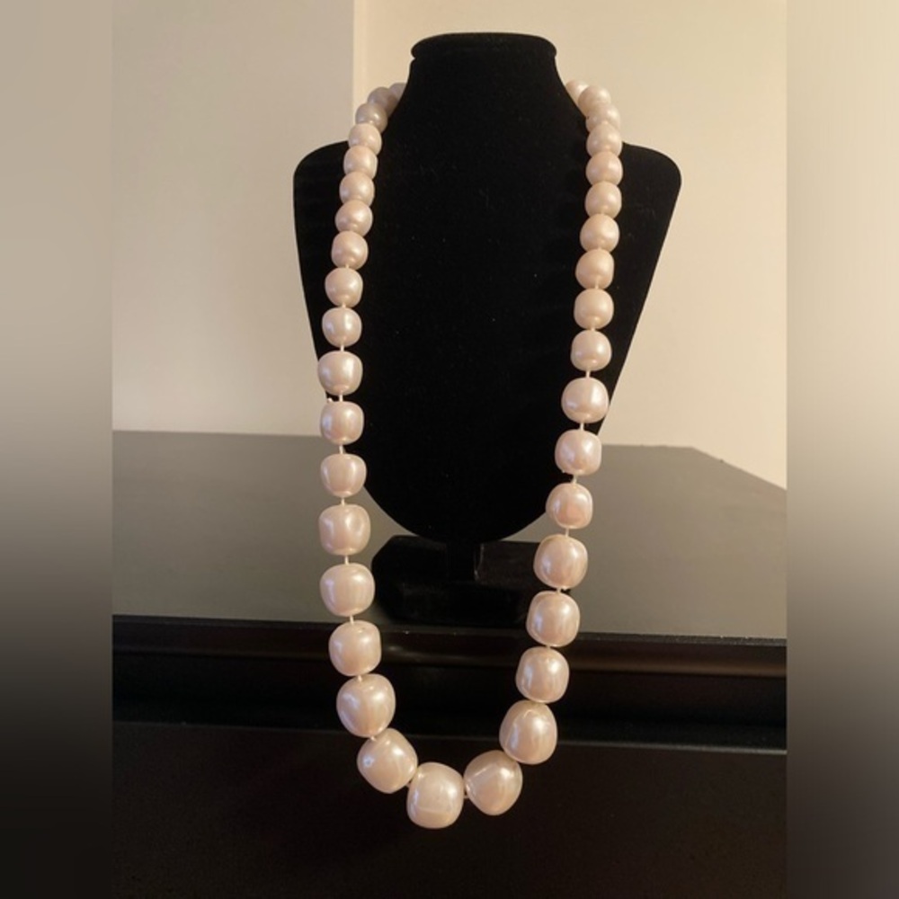 Whitish pearly necklace with big beads